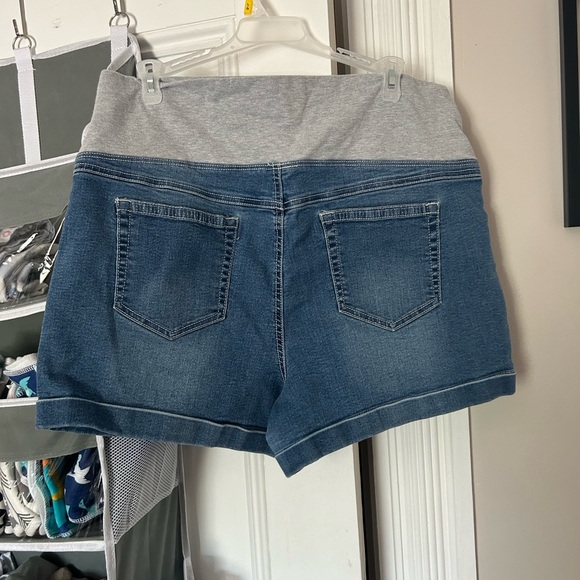 Thyme maternity Jean shorts - Picture 3 of 6